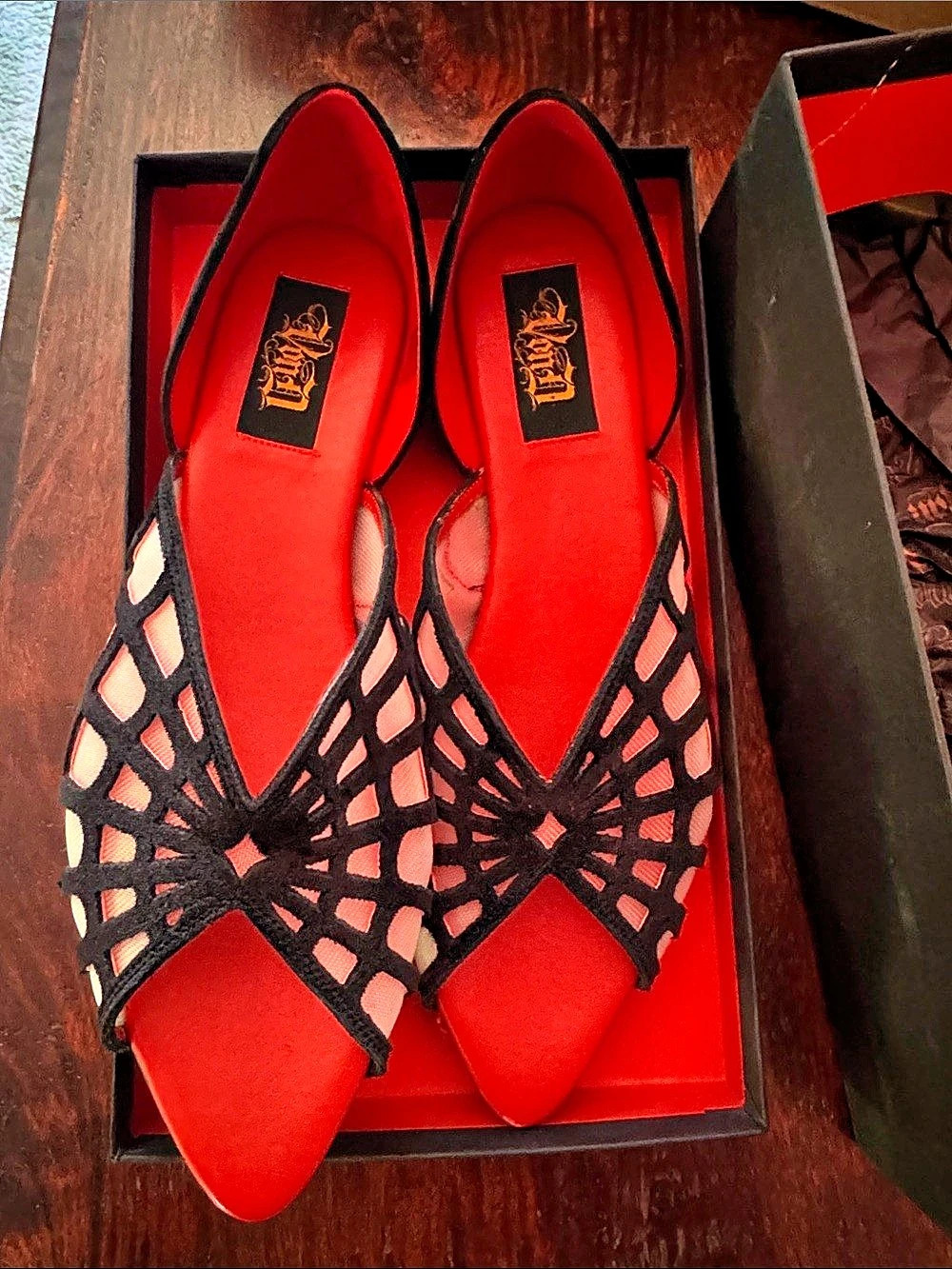 Kat Von D Adele Mesh Pointed-Toe spiderweb flats in Black & Red US womans size 1